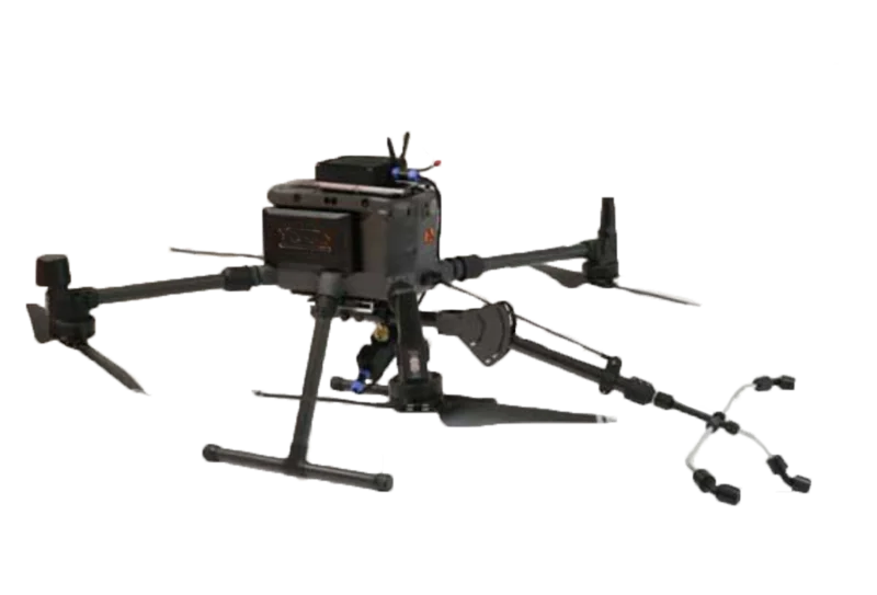 Drone de nettoyage Atypiclean en vol au-dessus d'une toiture