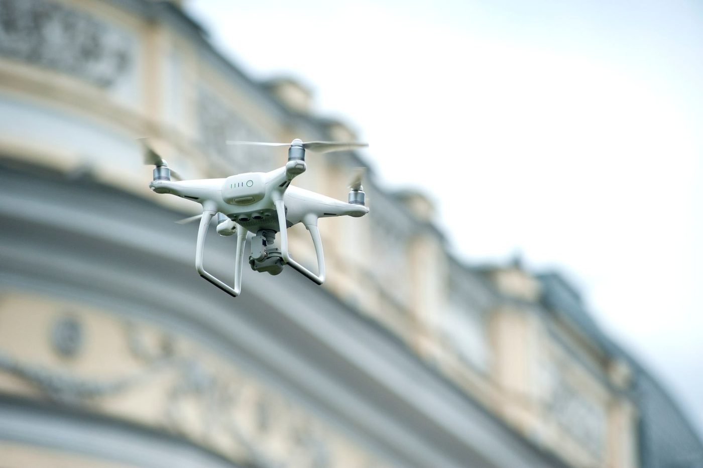Télépilote Atypiclean en intervention par drone sur un bâtiment en Bretagne