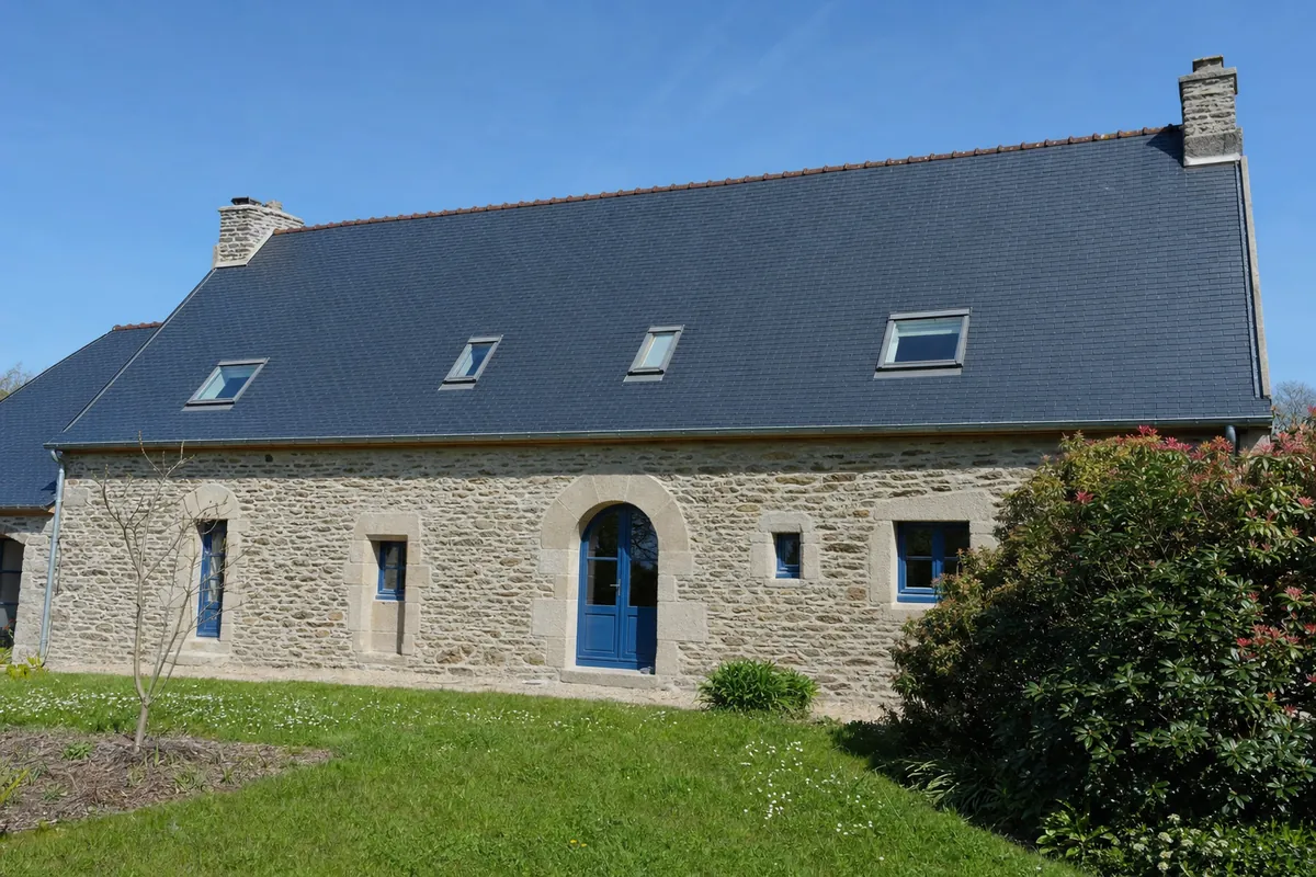 Longère bretonne à toiture ardoise nettoyée par drone